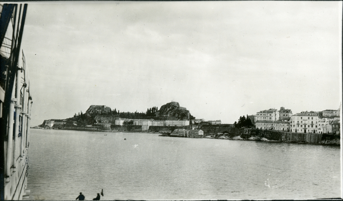 Den gamle festning og byen Korfu på Korfu, Hellas, sett fra dekket ilt S/Y "Meteor". Fotografert april 1925 under ekteparet Egebergs cruise i Middelhavet.