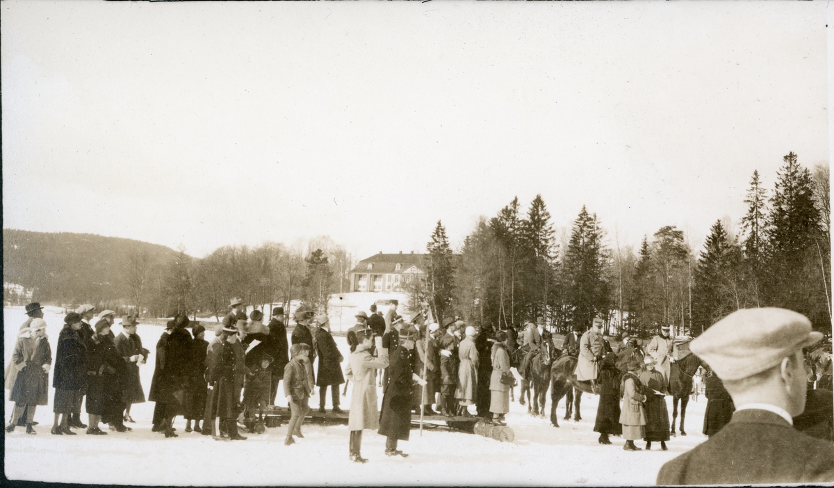 Ridekonkurranse med mange tilskuere på Bogstadvannet utenfor Gamlestuodden på Bogstad gård, Oslo. Hovedbygningen ses i bakgrunnen. Fotografert mars 1925.