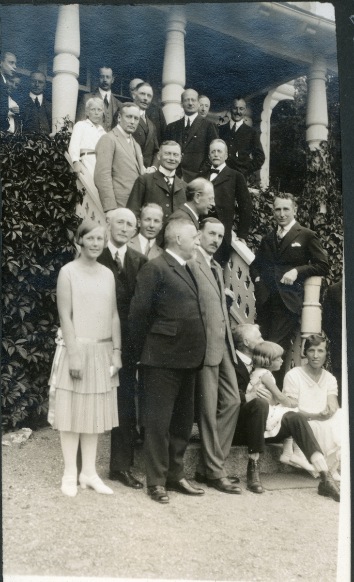 Familie og venner er samlet på Larkollen i Østfold for å feire 50-års fødselsdagen til Anders Beer, i mørk dress i forgrunnen. Fotografert 8. juli 1925.