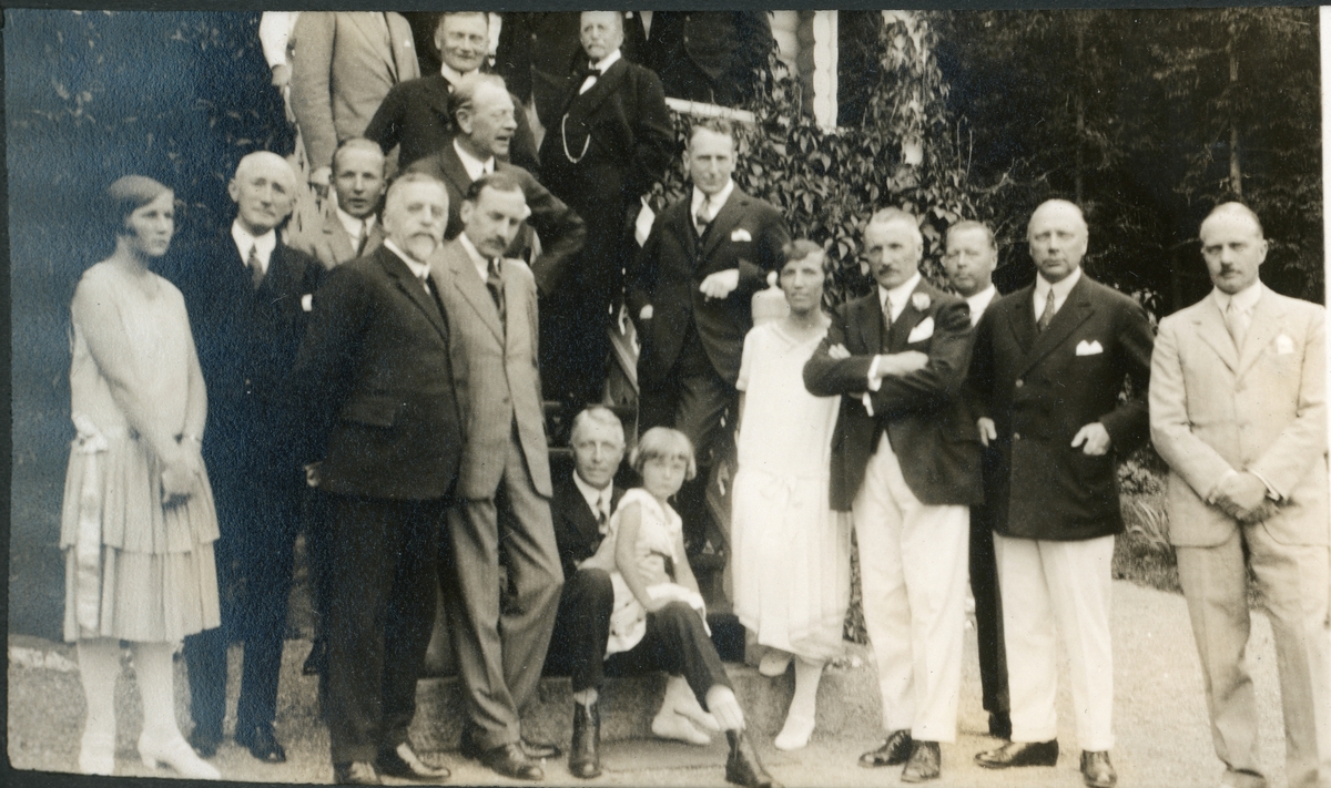 Familie og venner er samlet på Larkollen, Østfold, for å feire 50-års fødselsdagen til Anders Beer, nummer fire fra høyre. Fotografert 8. juli 1925.
