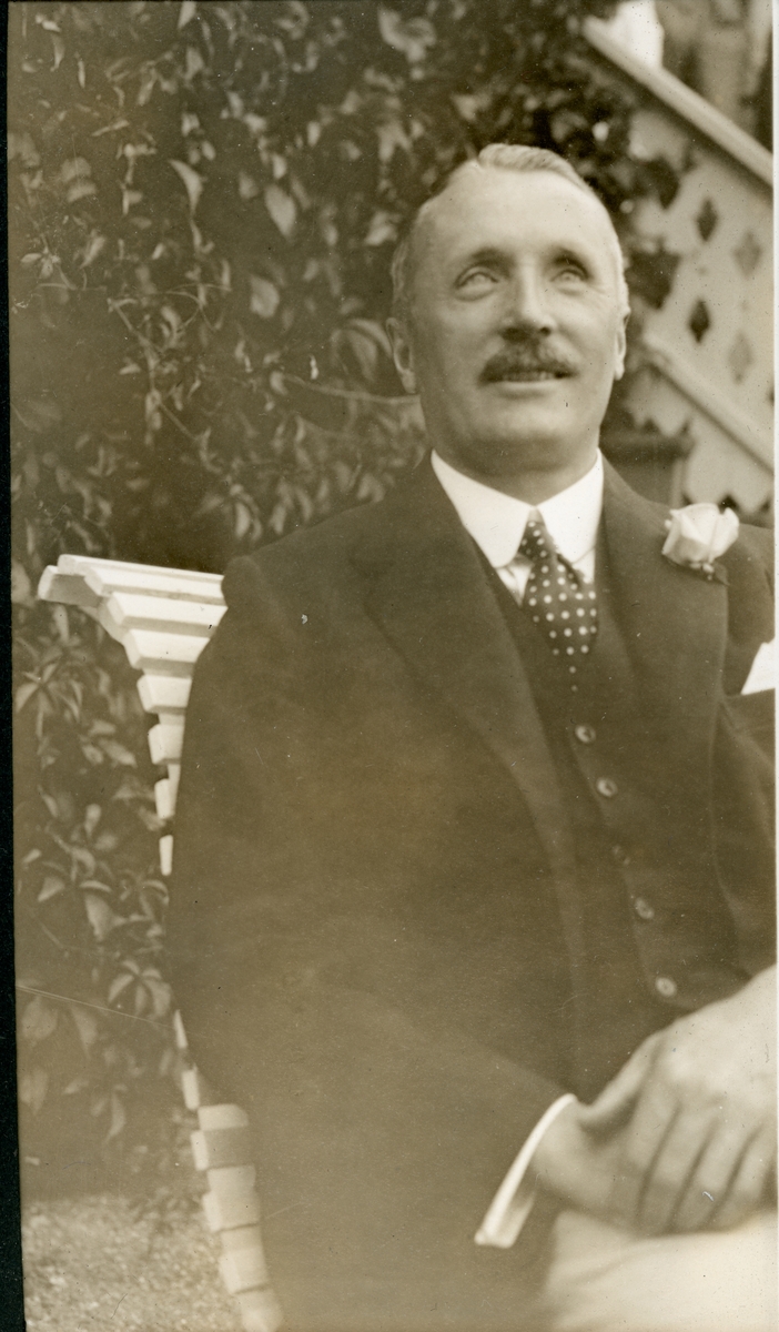 Portrett av Anders Beer, 50 år, fotografert på Larkollen, Østfold, i forbindelse med feiring av dagen, 8. juli 1925.