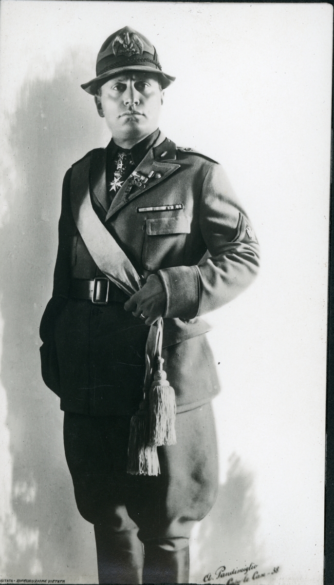 Portrett av statsminister Benito Mussolini i full uniform. Fotografiet antagelig kjøpt under familien Egebergs reise i februar 1927.