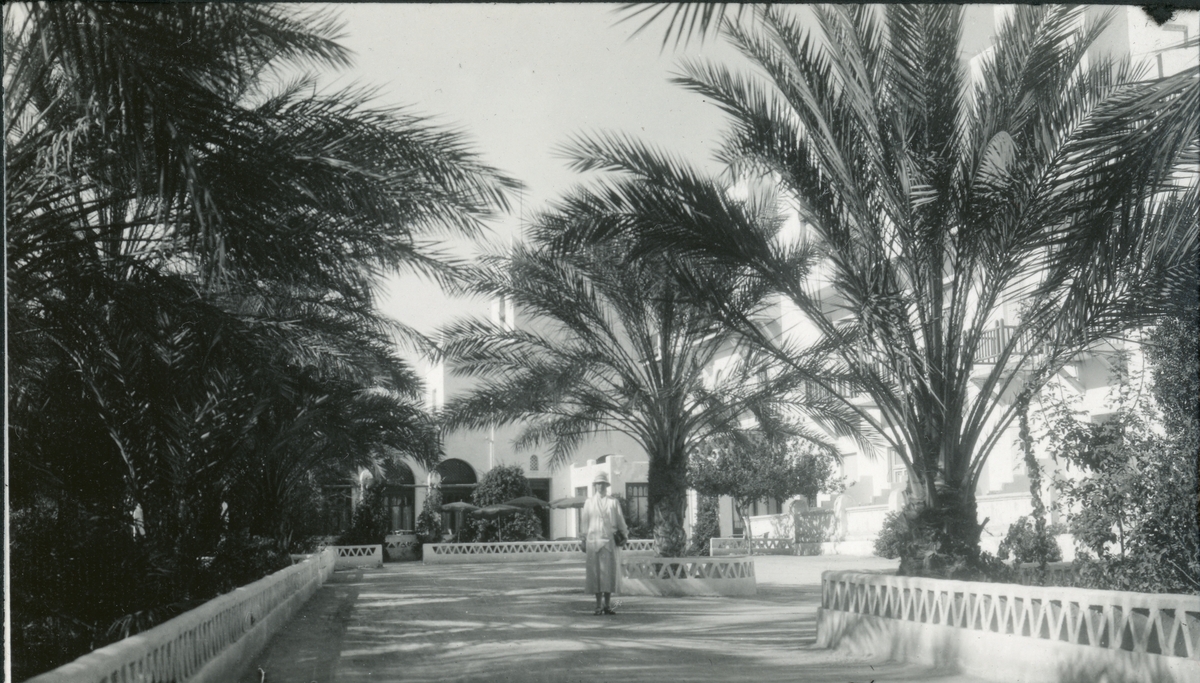 Nini Egeberg i hagen til Hotel Transatlantique i Biskra, Algerie. Fotografert 1928.