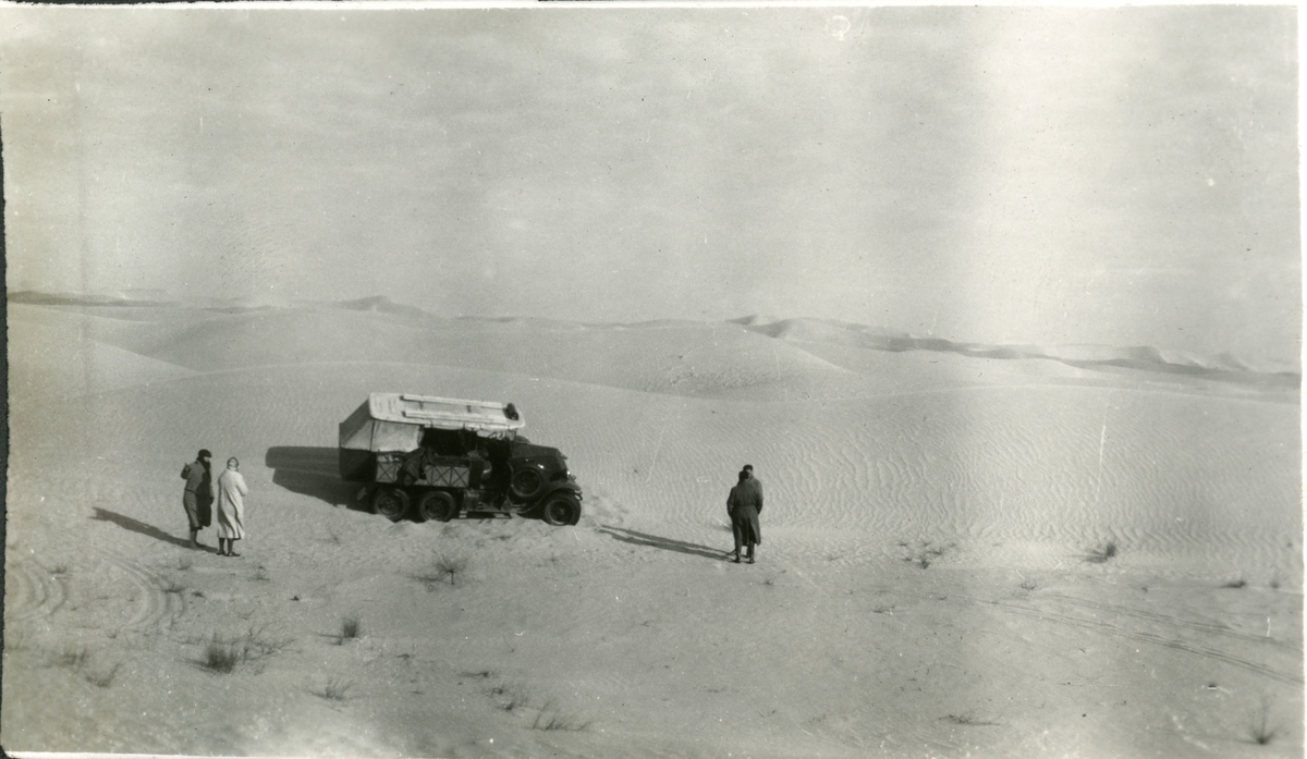 Algerie. 1.12.28. Paa veien mellem Toughourt og El Oued. Bilen med 6 tvillinghjul greide sig fint i løs sand