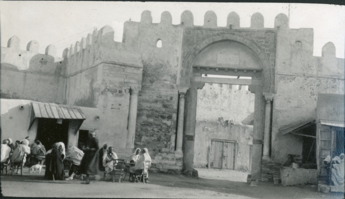 Tunis, byen. Den gamle by. Araberbyen er omgit av mure. Porte de France