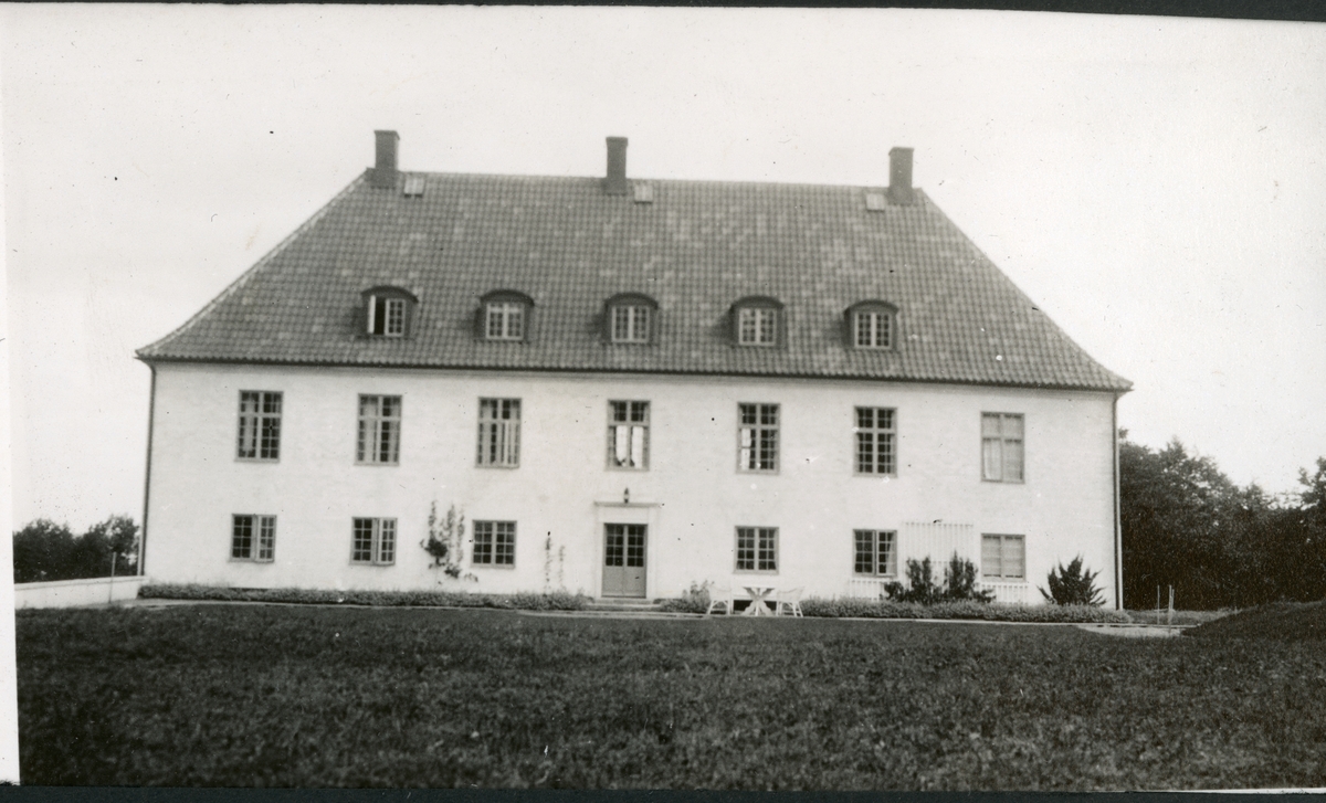 En nybygget hovedbygning på Borrestad Gods, tilhørende Pontus de la Gardie. Fotografert i Skåne, Sverige, i august 1929. 