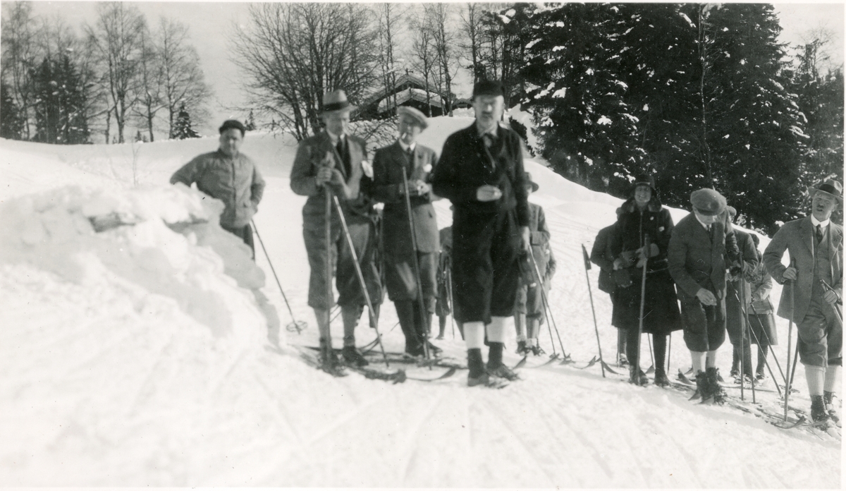 Medlemmer av skiklubben Fram samlet hos formannen Thomas Fearnley på Toresplassen i Hole, i forbindelse med klubbens 40 års jubileum. Foran fra venstre Otto Nyquist, Nils O.Y. Fearnley, Jens P. Heyerdahl, Thomas (Tom) Fearnley, Benedicte Fearnley, Adolf Eger og Westye P. Egeberg. Fotografert februar 1930.