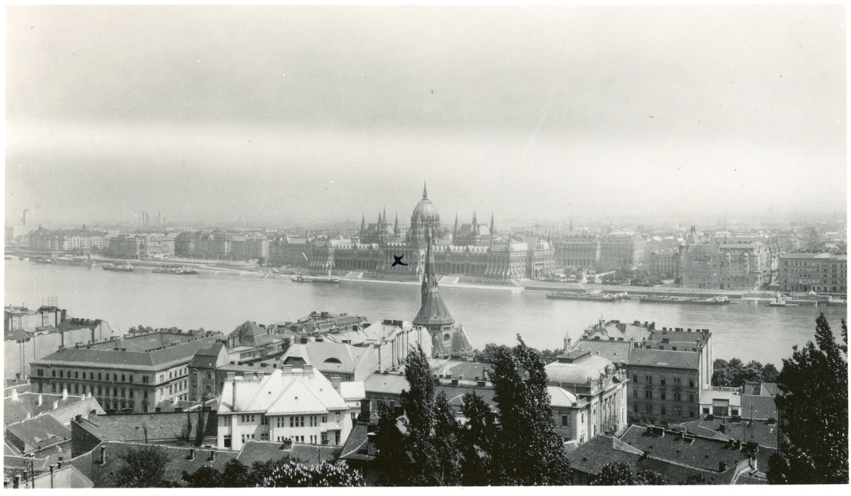 Utsikt over Budapest i Ungarn. På den andre siden av elven Donau ligger Parlamentsbygningen, med kuppel. Fotografert under familien Egebergs reise våren 1930.