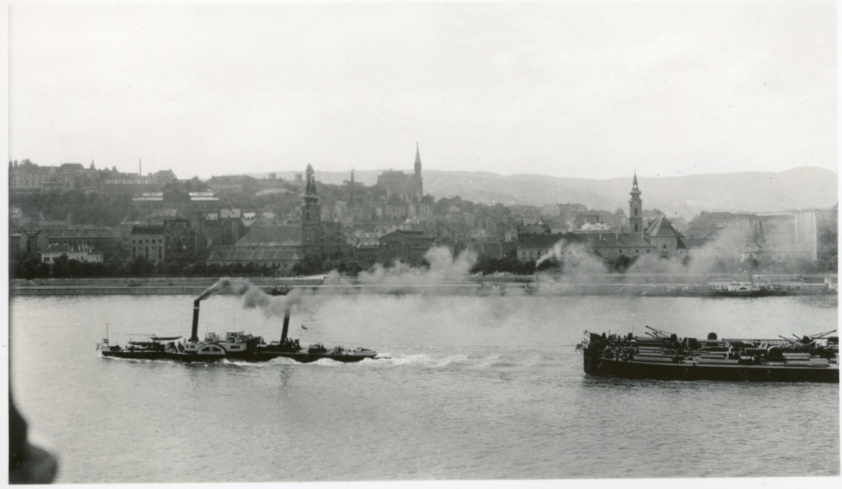 Utsikt fra Parlamentsbygningen i Budapest, Ungarn. På Donau går dampbåt med lekter. Fotografert under familien Egebergs reise våren 1930.