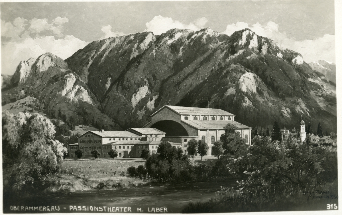 Postkort med motiv fra Passionstheater i Oberammergau i Tyskland. Bak ses fjellområdet Laber. Postkortet kjøpt under familien Egebergs reise våren 1930.