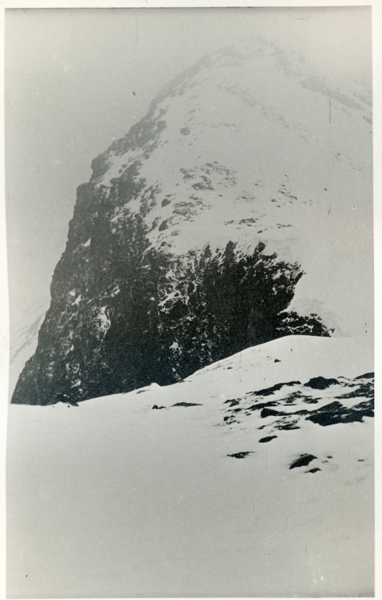 Besseggen og Bandet i Jotunheimen, dekket av snø. Fotografert 1934.