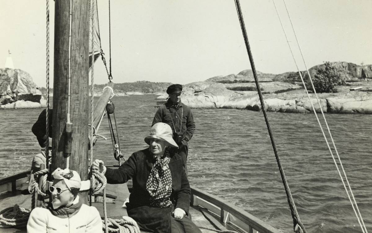 Nini Egeberg og Mimi og Rolf Grieg Halvorsen om bord i losbåten i innerleden, antagelig på Sørlandet..