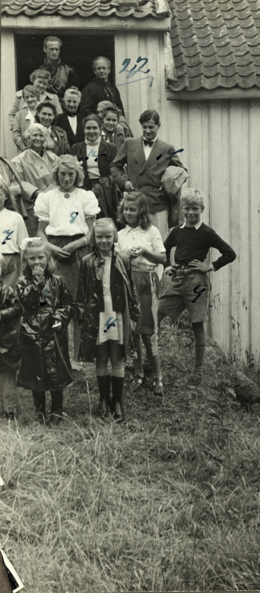 Nini og Westye Egeberg med familie og andre samlet på låvebroen, etter at barnebarn og lekekamerater har hatt forestilling på låven. Ukjent sted.