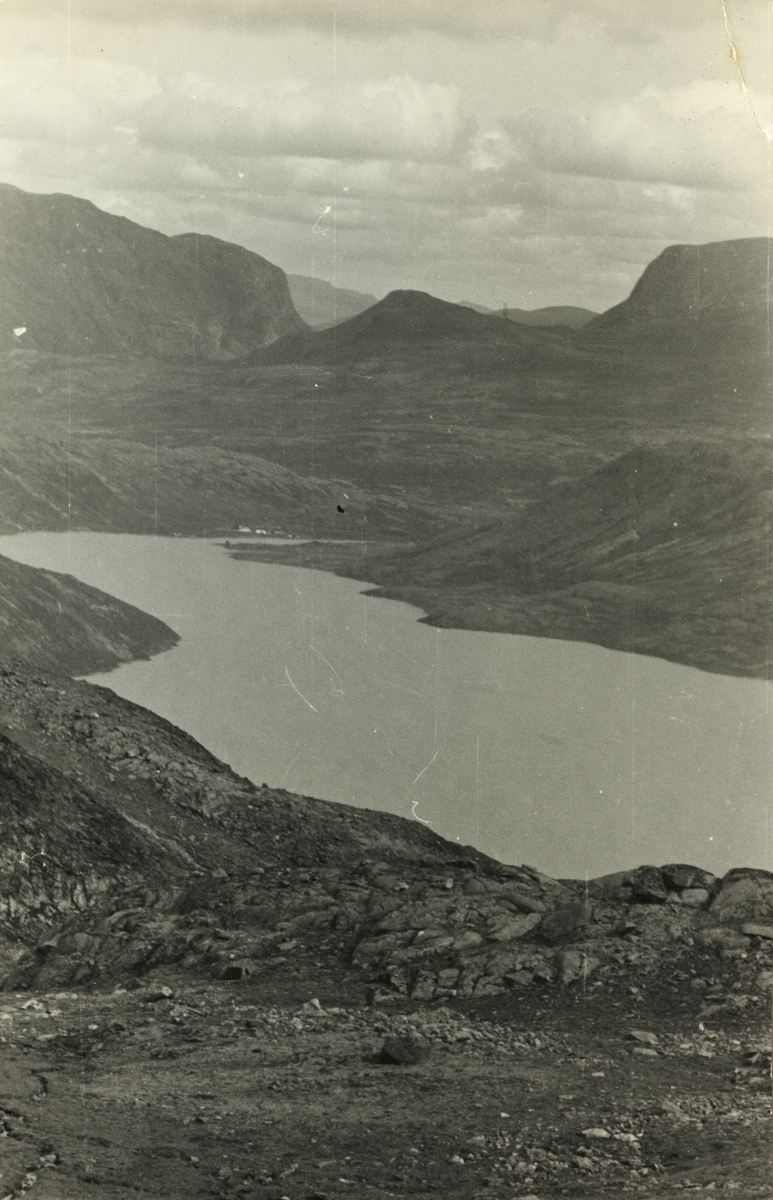 Gjende med Gjendesheim for enden av vannet. Fotografert 1941.