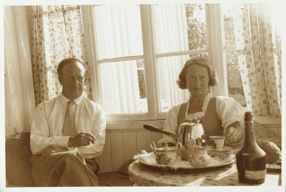 Mimi, f. Egeberg, og Rolf Grieg Halvorsen drikker kaffe, antagelig på Homborøy i Grimstad i1942.