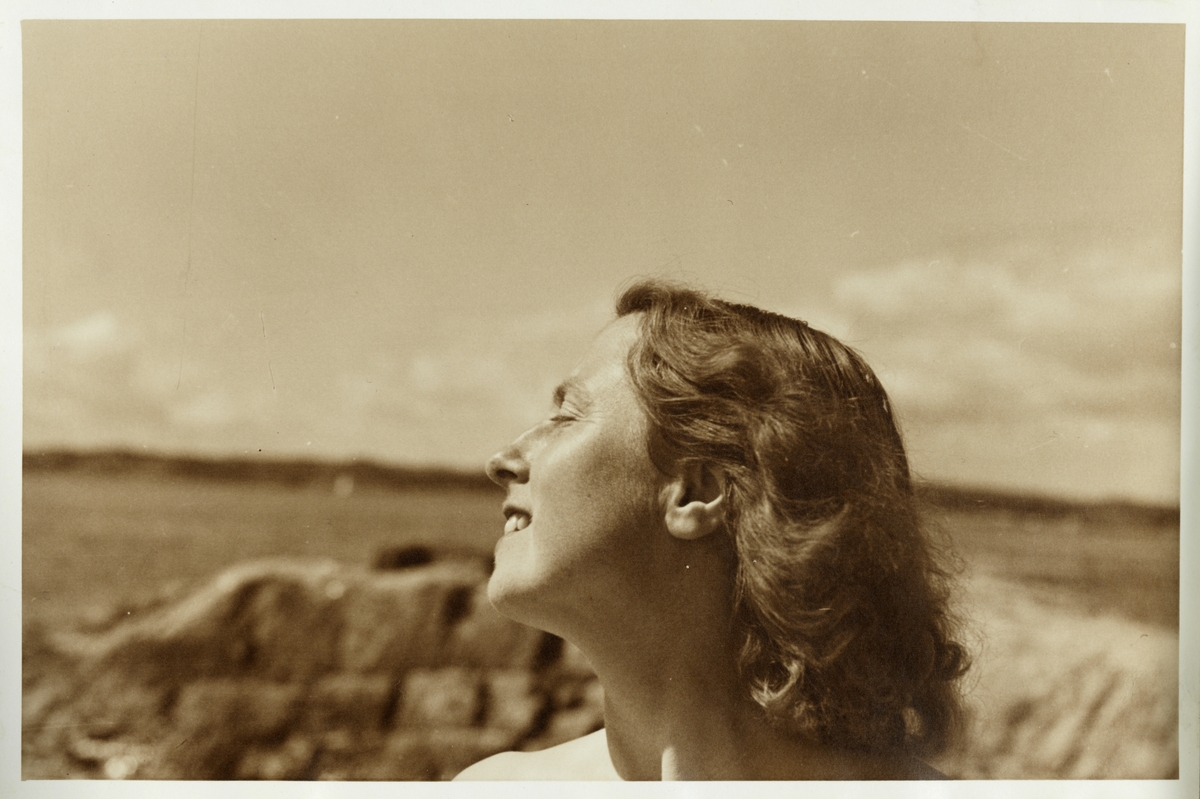 Mimi Grieg Halvorsen, født Egeberg, nyter sol og sommer. Fotografert 1942.