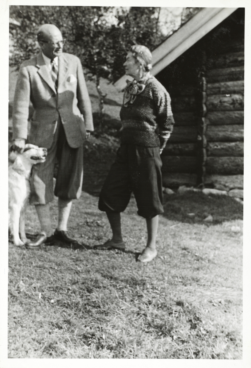 Nils O. Fearnley og hans søster Lizzie Michelet ved hytten til sistnevnte på Hovden i Møsstrand, Vinje, Telemark. Fotografert 1949.