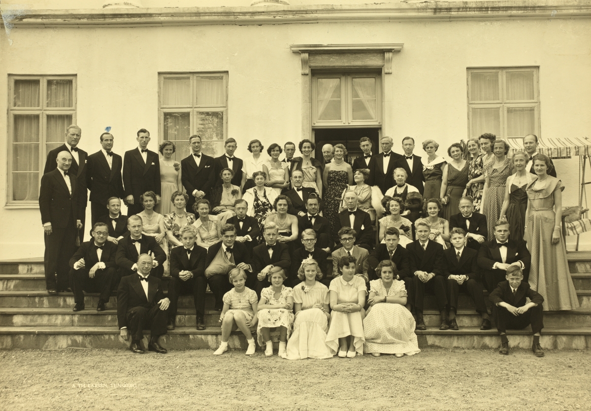 Fest på Jarlsberg hovedgård i anledning av 100-årsdagen for Einar Westye Egebergs fødsel. Deltakere fra familiene Egeberg, Wedel-Jarlsberg, Gude, Plathe, Bergsland, Anker, Fossum og Sinding-Larsen. Fotografert 23. juli 1951.