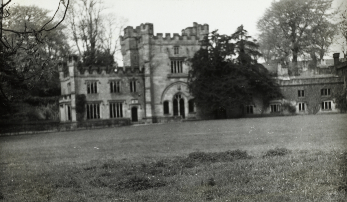 Fearnley Hall på ukjent sted i Storbritannia. Fotografert i mai 1951.