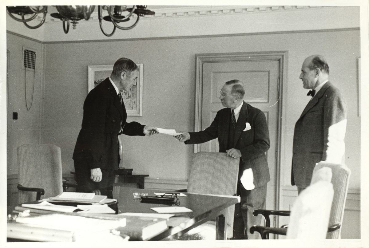 Orklas tilsynsmenn Westye Egeberg og baron Magnus von Essen overrekker rappport til adm. dir. Thorry Kiær. Fotografert 1952.