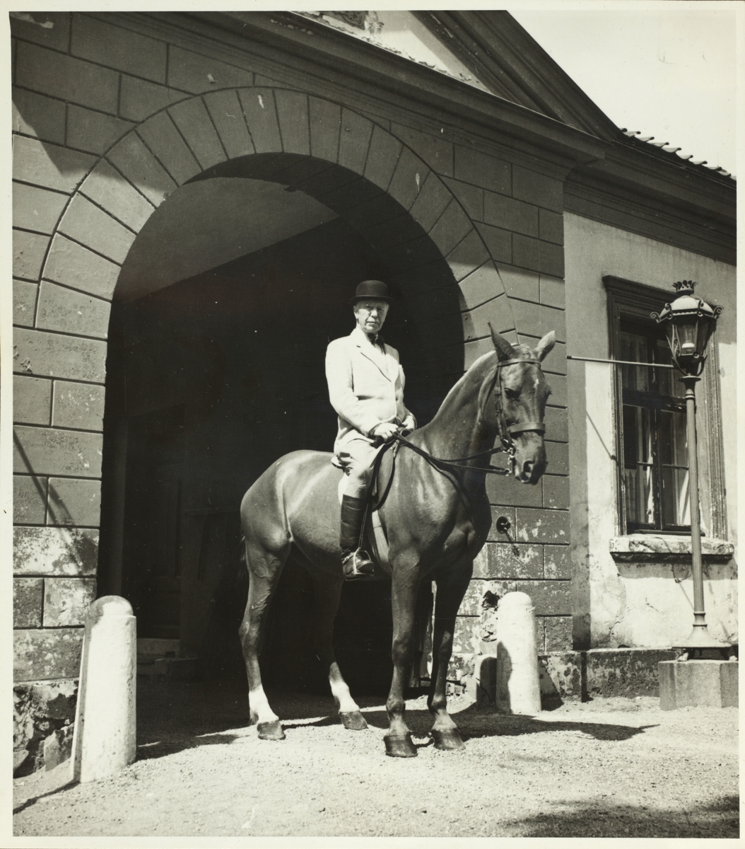 Westye Parr Egeberg til hest i porten til Bogstad gård. Fotografert 1952.