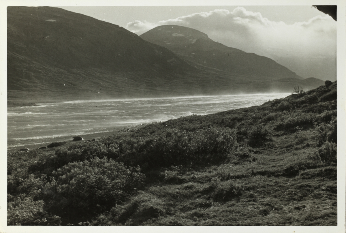 Utsikt fra feriestedet Russboden. Det er storm over Russvatnet i Vågå, Oppland. Fotografert 1952.