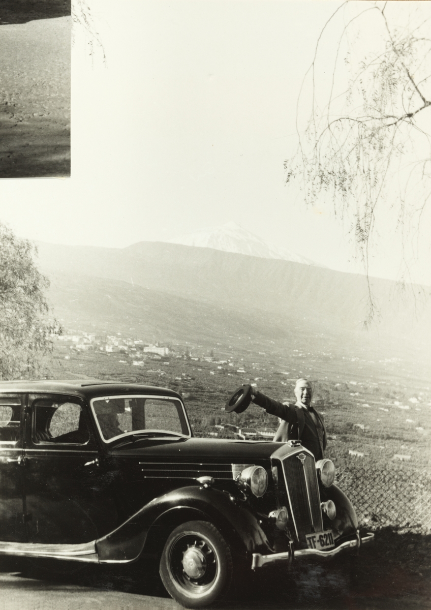 Westye Egeberg tar av hatten for fotografen på utsiktspunkt på Tenerife. Fotografert på cruise i 1953.