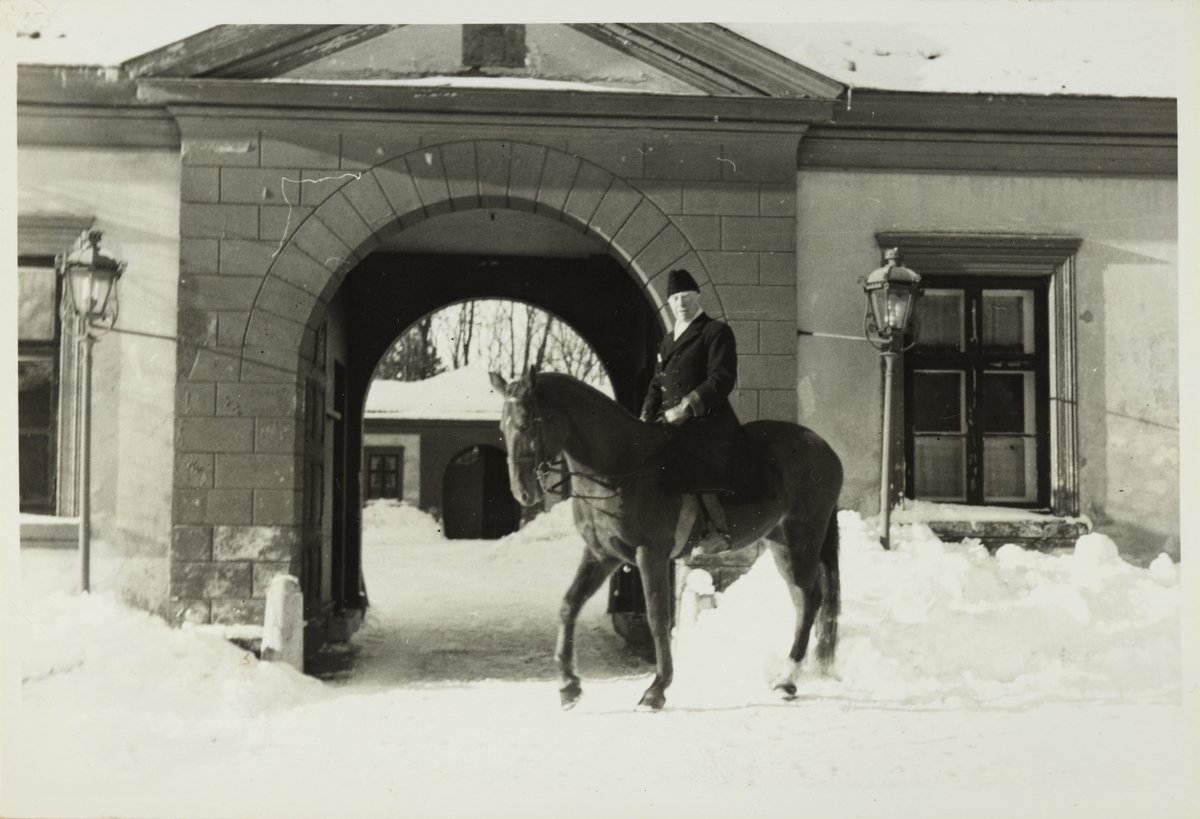 Westye Parr Egeberg til hest foran inngangsporten til Bogstad gård. Antagelig fotografert 1953.