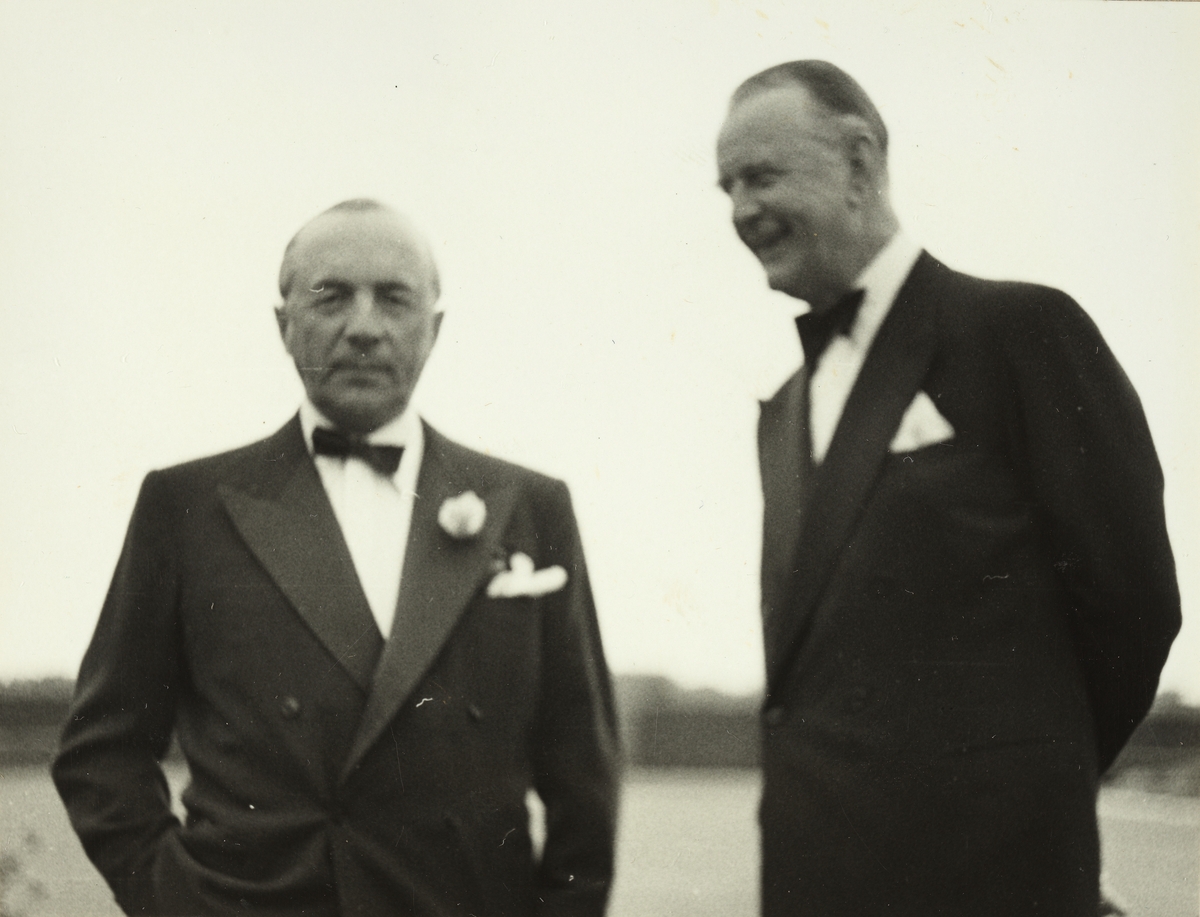 Skipsrederne Anders Jahre og Karl Rudolf Bökman. Fotografert 1953 i Flyinge, Skåne, Sverige. 