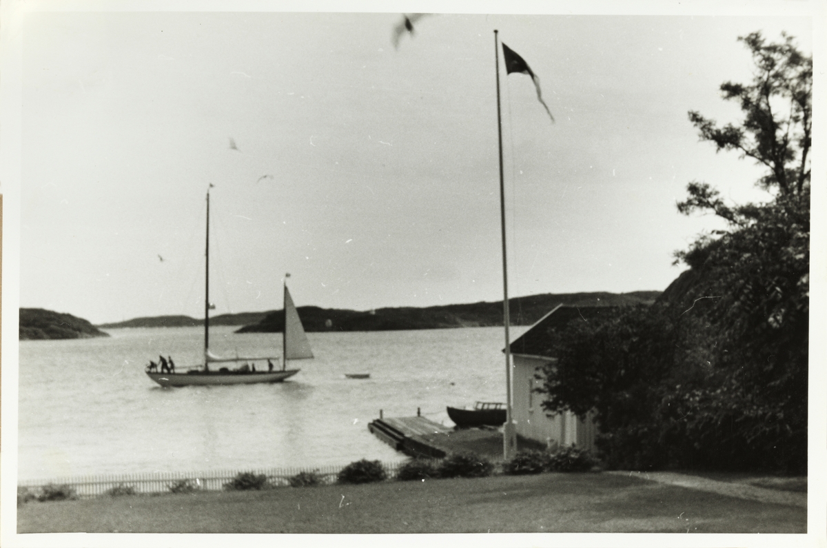 Utsikt fra landstedet Dannevigen. Den amerikanske ambassadør Corrin Strongs yacht ligger for anker til venstre. Fotografert juli 1954.
