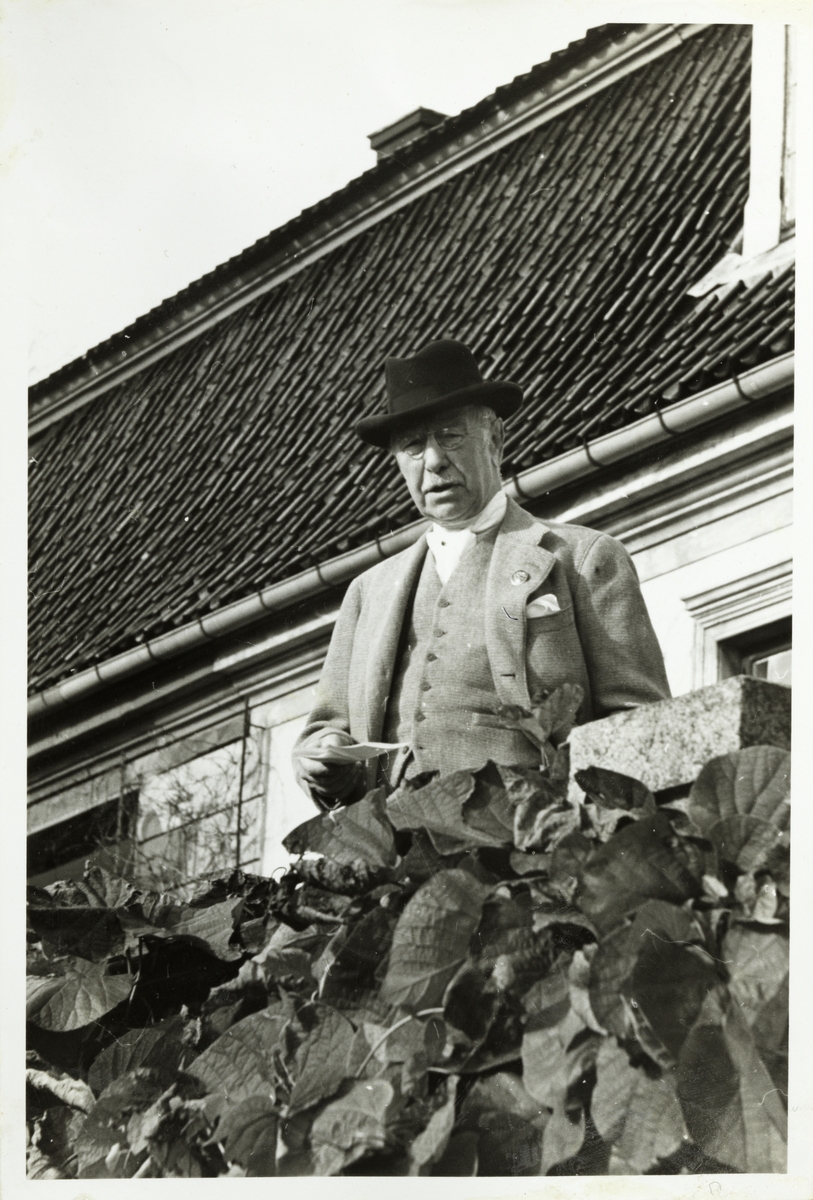 Westye Parr Egeberg taler fra trappen på Bogstad gård, i forbindelse med besøk av Funktionærenes Kunstforening i Christiania Bank og Kreditkasse. Fotografert i oktober 1954.