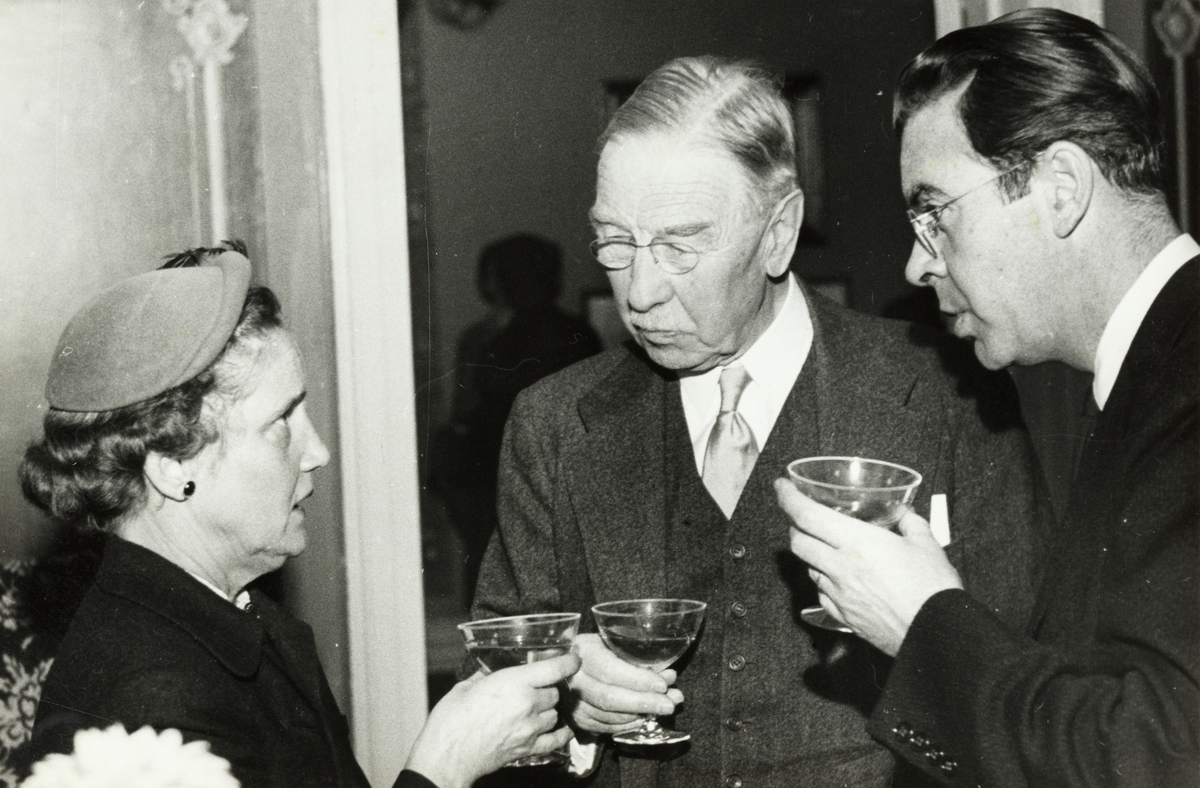 Westye Parr Egeberg, i midten, i samtale med chargé d'affaires Hayden Raynor og hans frue Jane Raynor,  under sammenkomst på U.S.A´s ambassade. Antagelig fotografert 1956.