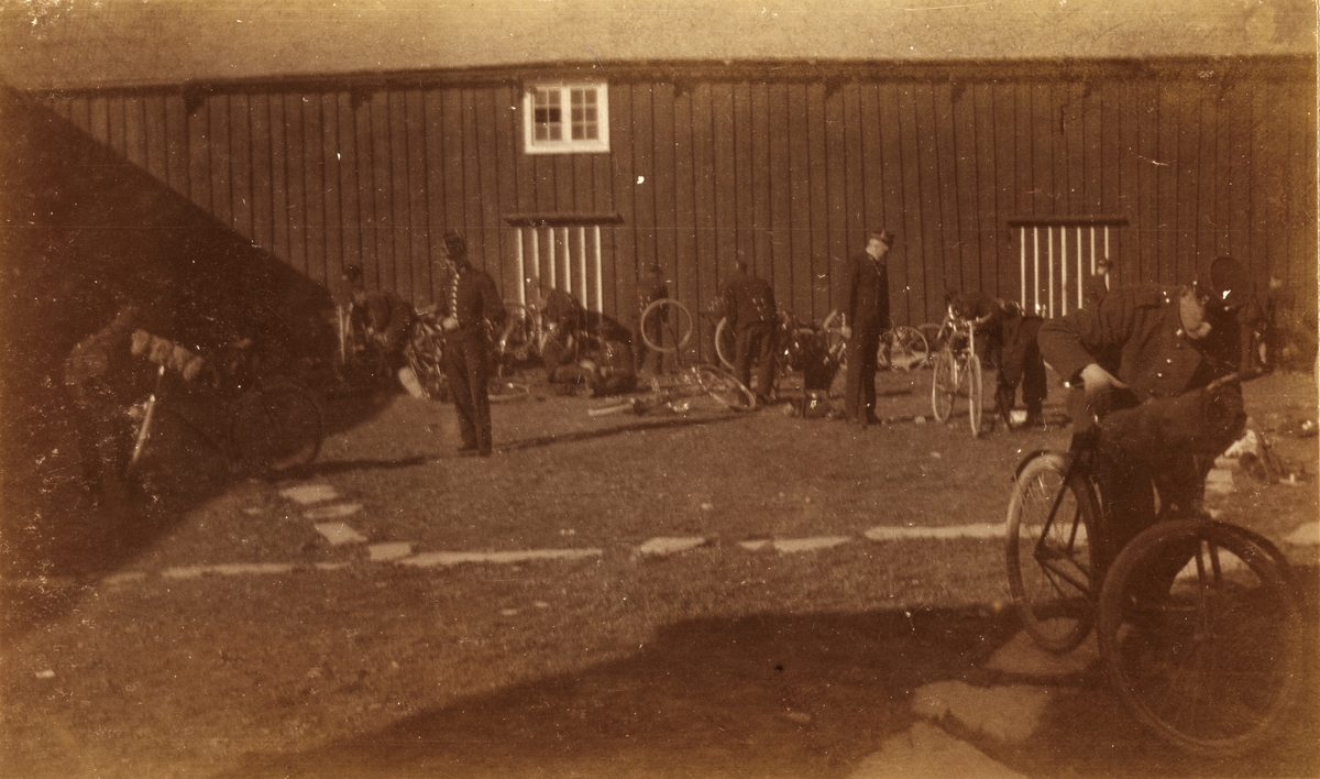 Soldater fra Søndenfjeldske Hjulrytterkompani etterser syklene i Tylldal i Hedmark, på vei fra Koppang til Værnes. Fotografert 1901.