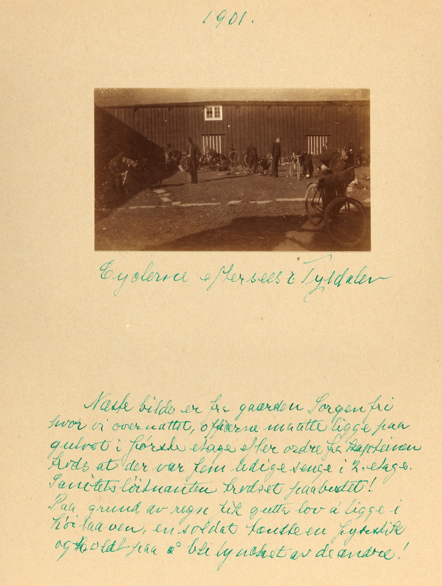 Soldater fra Søndenfjeldske Hjulrytterkompani etterser syklene i Tylldal i Hedmark, på vei fra Koppang til Værnes. Fotografert 1901.
