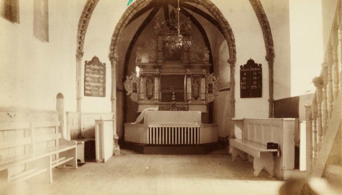 Interiør fra Alstadhaug kirke i Trøndelag. Fotografert i 1901.