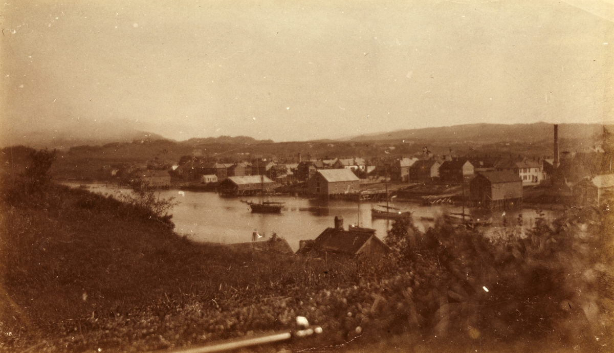 Lite havneanlegg med tre seilskuter. Fotografert 1901 i forbindelse med at Søndenfjeldske Hjulrytterkompani syklet fra Koppang til Værnes.