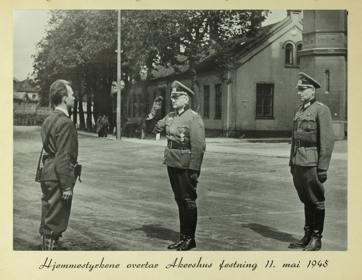Foto med undertekst: "Hjemmestyrkene overtar Akershus festning 11. mai 1945".