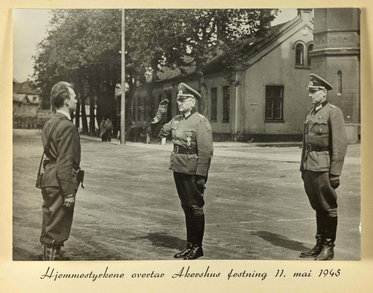 Foto med undertekst: "Hjemmestyrkene overtar Akershus festning 11. mai 1945".