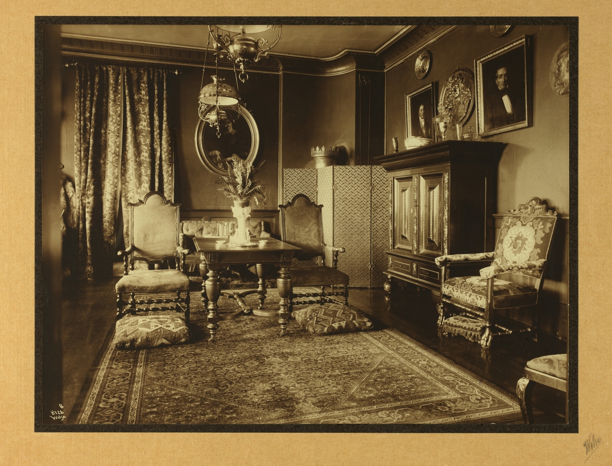Interiør Bogstad gård før ombygging.
Fotografiet viser et rom som i dag er andre halvpart av Hallen. Utvendig trapp førte opp til dette rommet, døren inn til Havestuen førte også herfra. Mulig dette rommet ble kalt «Reisetøy-værelset», det er angivelig knaggrekker langs veggene som ikke syns på dette fotografiet.
