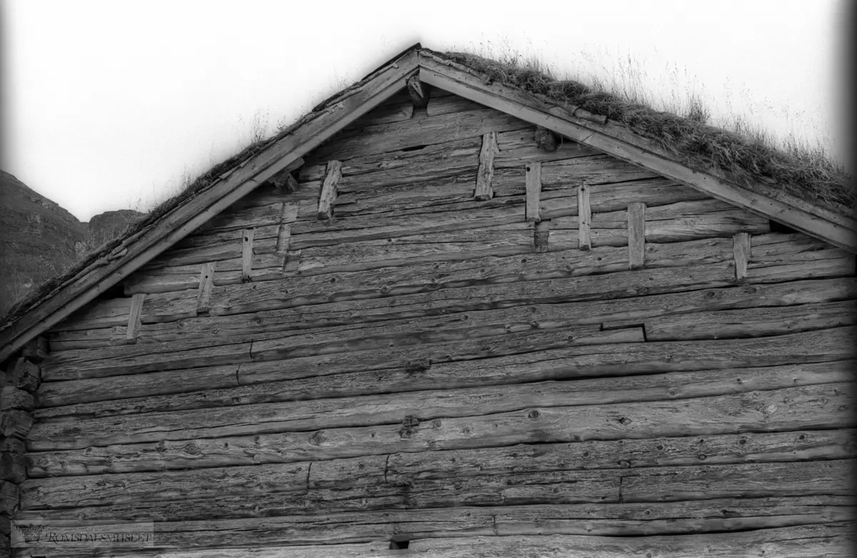 Hos Ola O. Sandnes f.13.05.1931 d.24.11.2022..Nordgavelen på løa. Bjørlaet er holdt oppe ved hjelp av rekspon..(Se Randi Ingunn Selnes: Gards og ættesoge for Nesset bind 11 side 472-484) .(Se Romsdalsarkivet O 3348, O 3349, O 2919)