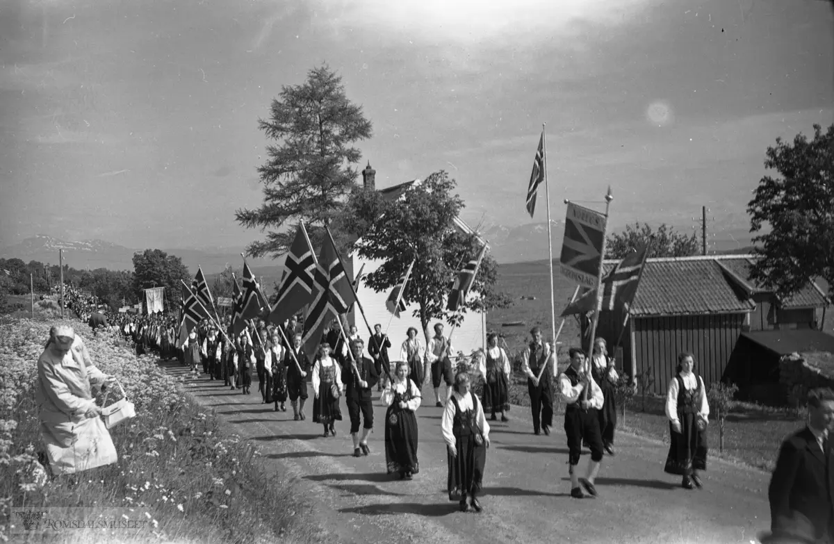 "Ungdomsstevnet i 1951"..På veg til Eina-plassen.