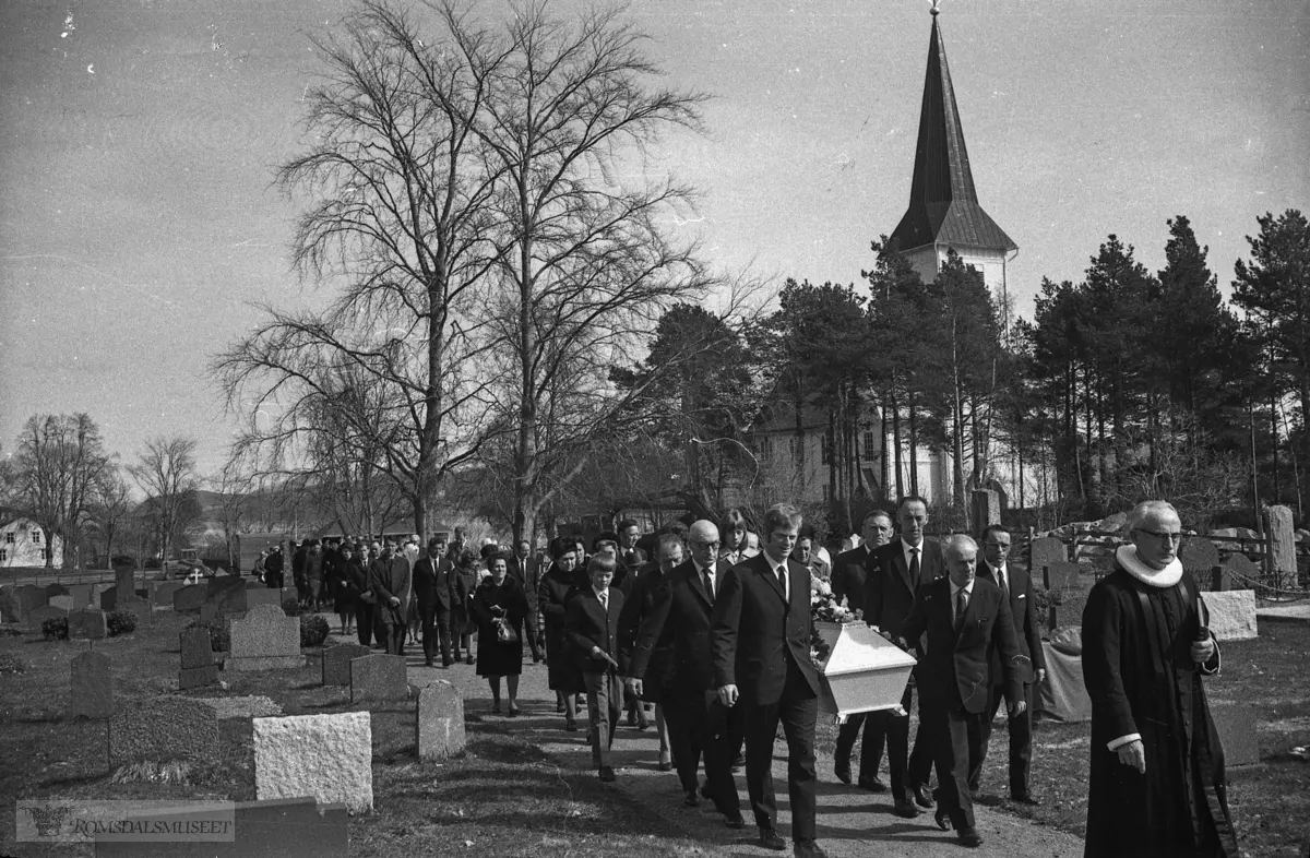 "April 1972".Gravferda til Jenny Kristina Strande f. Flem f.10.09.1892 d.25.04.1972 på Røbekk.