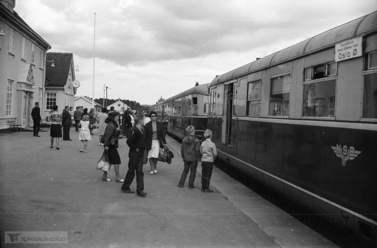 "august 1963"."Høvringen".Oppdal stasjon. Lagerbygg bak. Dovreekspressen har stoppa.