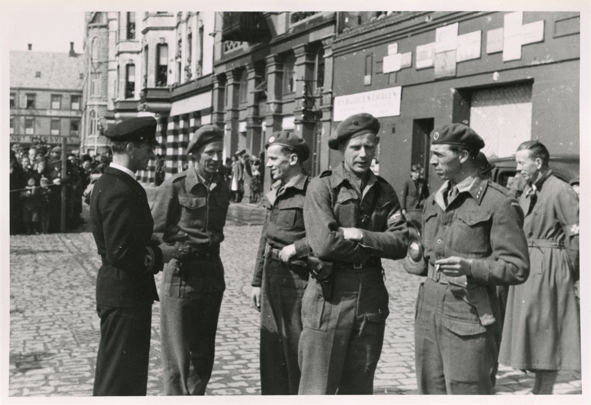 "Mottagelseskomite" på indre kai, venter på de engelske styrkene den 15. mai 1945. Fra venstre har vi marineløytnant Søreide, Bjarne Låstad, Lars Skjold, Alf Skare og kaptein Sjo. På skiltet på bygningen bak ser man litt utydelig at det står ''Bybudcentralen".