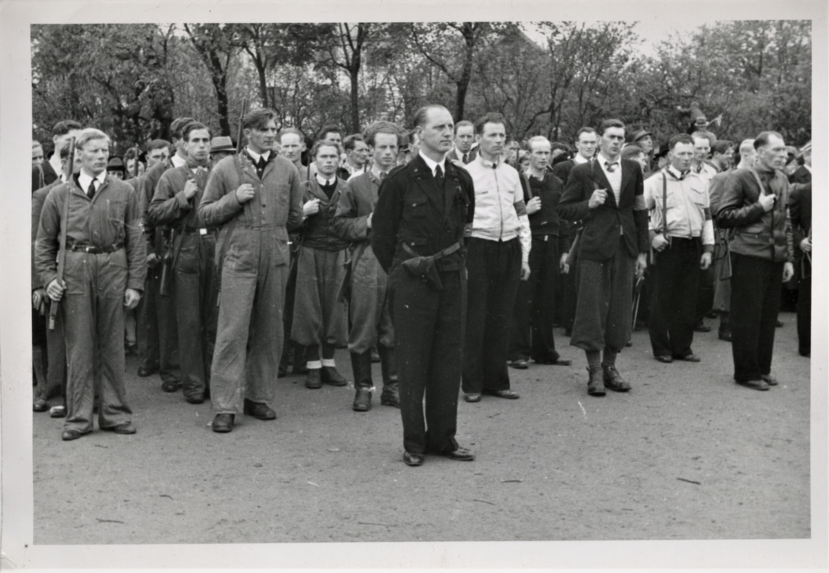 En gruppe fra motstandsbevegelsen oppstilt i en park, antageligvis etter frigjøringen i 1945. 