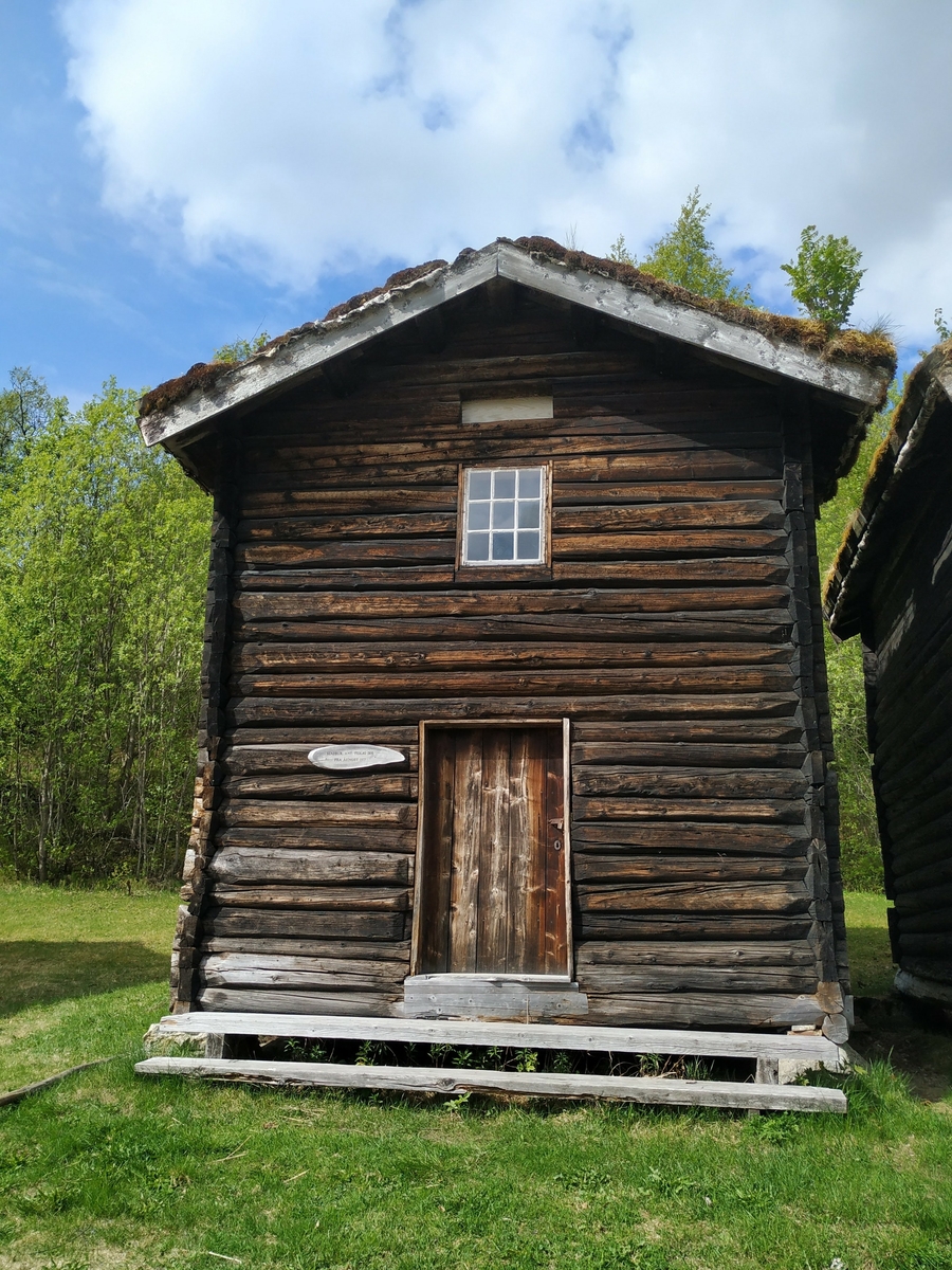 Bur til lagring av mat. Bygget i laftet rundtømmer. Typisk byggeskikk av denne type bygg for distriktet.