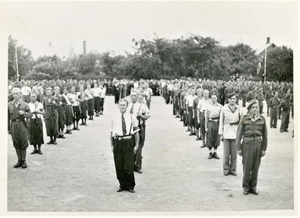 Parade av hjemmefrontstyrker på Rådhusplassen 17. mai 1945. I front til høyre ser vi Våpeninstruktør for Milorg i distriktet; Lars Skjold.