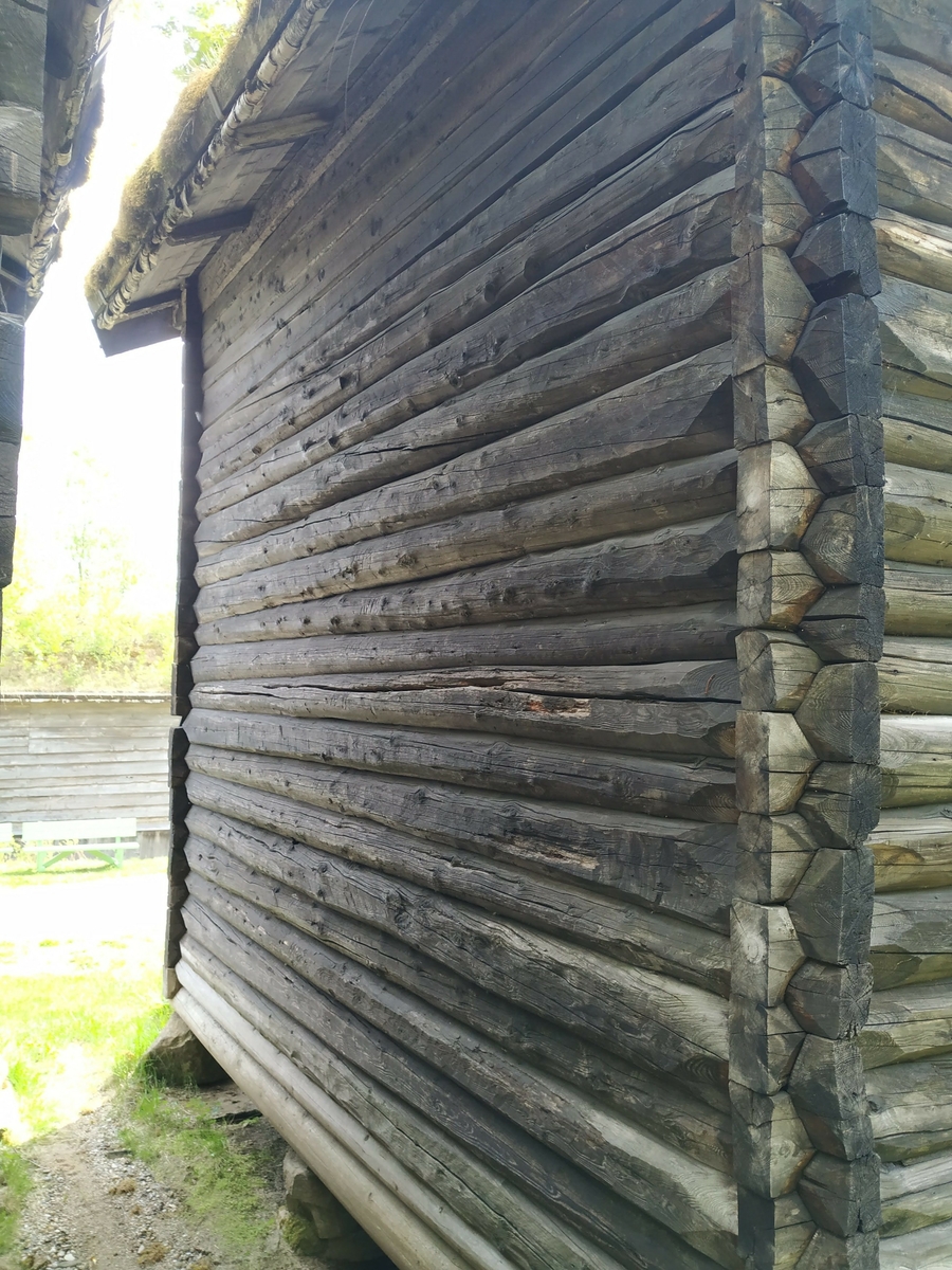 Bur til lagring av mat. Bygget i laftet rundtømmer. Typisk byggeskikk av denne type bygg for distriktet.