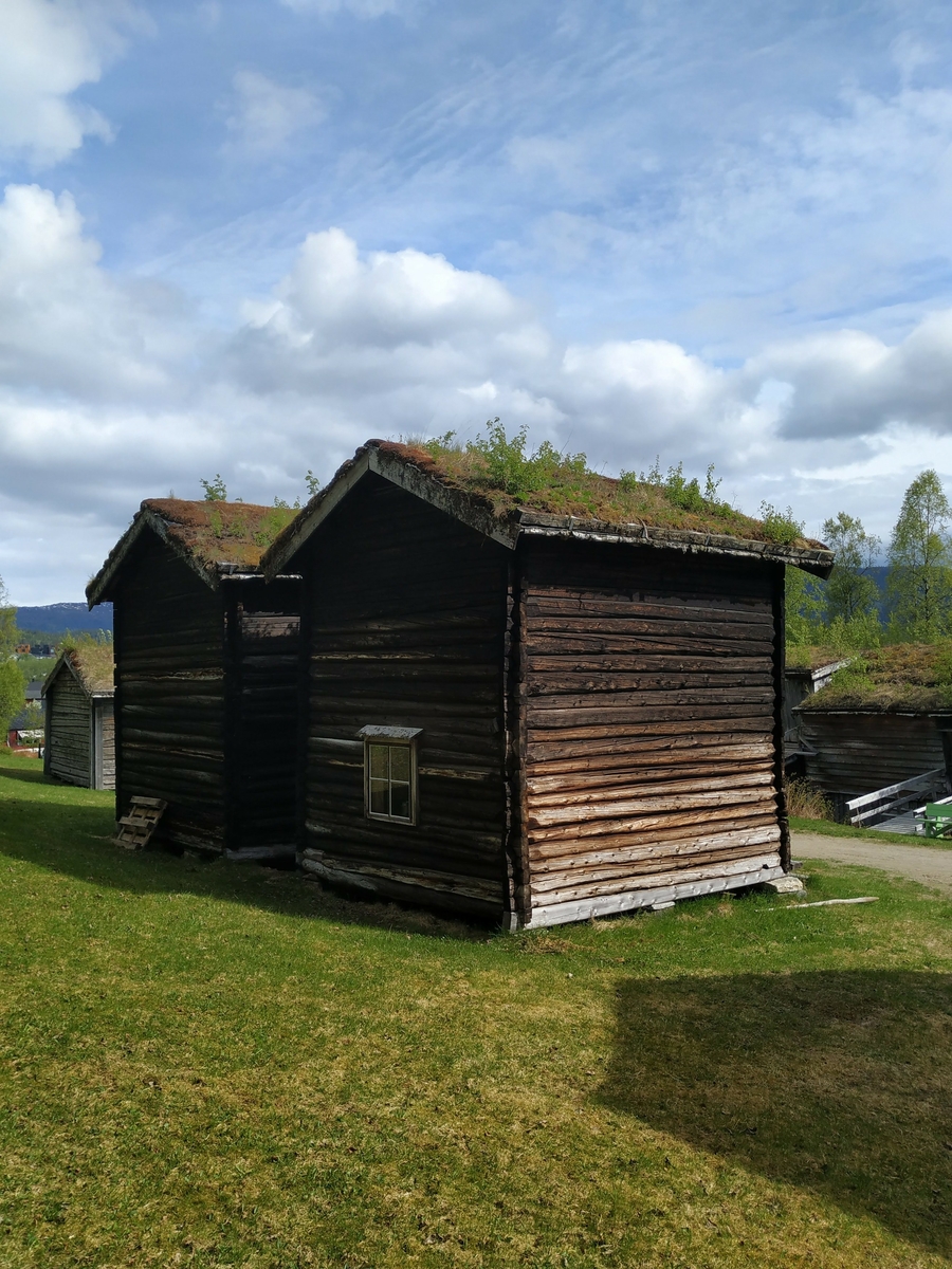 Bur til lagring av mat. Bygget i laftet rundtømmer. Typisk byggeskikk av denne type bygg for distriktet.