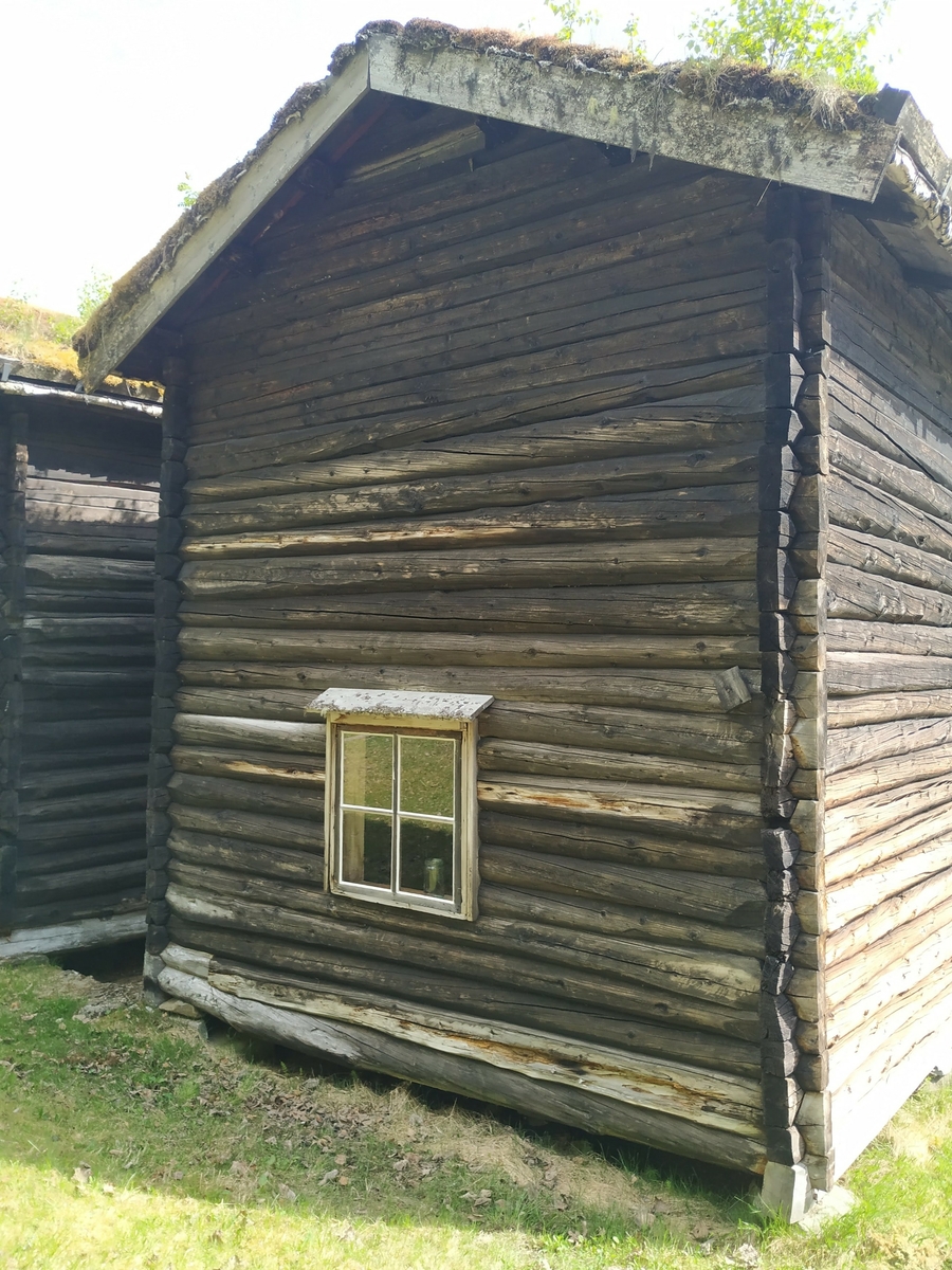 Bur til lagring av mat. Bygget i laftet rundtømmer. Typisk byggeskikk av denne type bygg for distriktet.